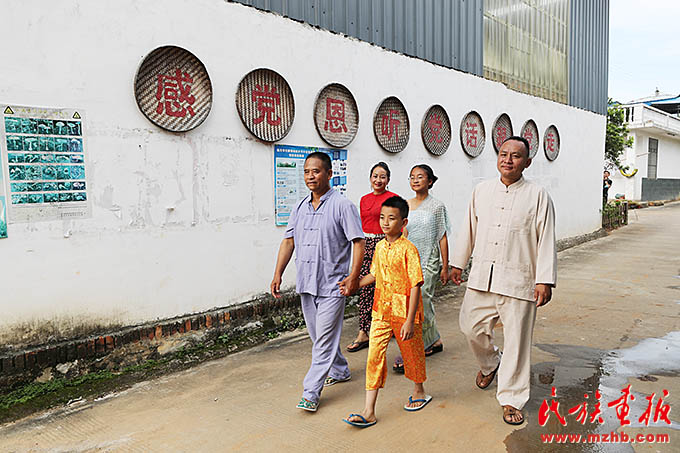 者卖:结亲成“小家”,团结变“大家” 图片报道 第3张-民族画报