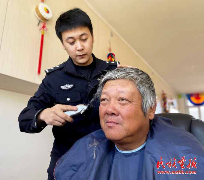 魏昊天:“剪”出警民情 “推”开致富路 图片报道 第1张-民族画报