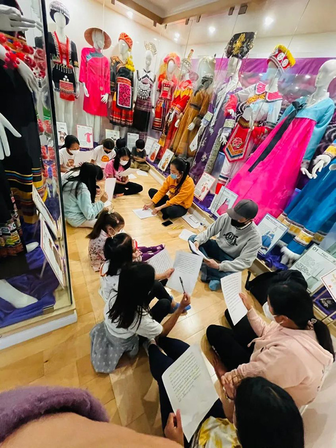 让美国人看到中华各民族服饰之美——访美国德森学院院长、美国德森学院中国民族服饰博物馆馆长解冰|道中华 图片报道 第14张