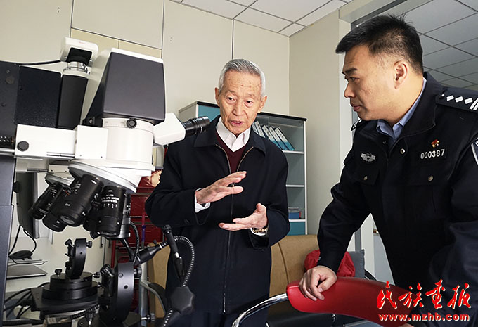 他是中国警界痕迹鉴定的“定海神针”，7000余件物证无一差错 同心筑梦 第8张