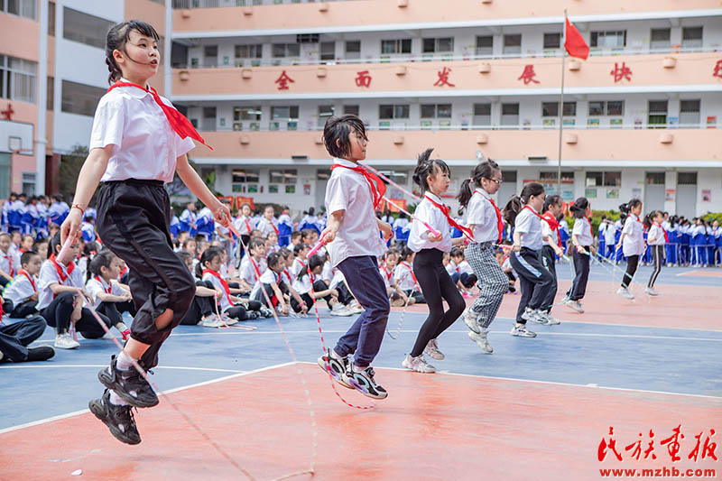 云南省曲靖市麒麟区城关小学：“绳”彩飞扬  跳出民族团结之花 图片报道 第1张
