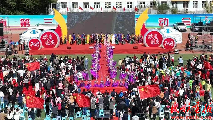 内蒙古自治区翁牛特旗举办“民族团结一家亲 实干担当建新功”庆祝中华人民共和国成立74周年演唱会 图片报道 第1张