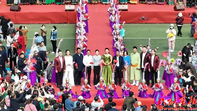 内蒙古自治区翁牛特旗举办“民族团结一家亲 实干担当建新功”庆祝中华人民共和国成立74周年演唱会 图片报道 第3张