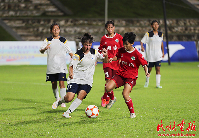 以足球再叙山与海的“同心畅享”——海南、新疆青少年女足友谊赛在海南琼中举行 图片报道 第2张
